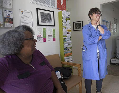 Beth Mulberry ’86 (right) chats with patient Cynthia Nelson (left) at Mustard Seed Community Health. 