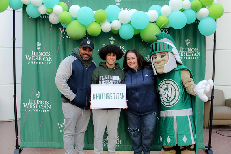 Addmitted student with his parents and Tommy