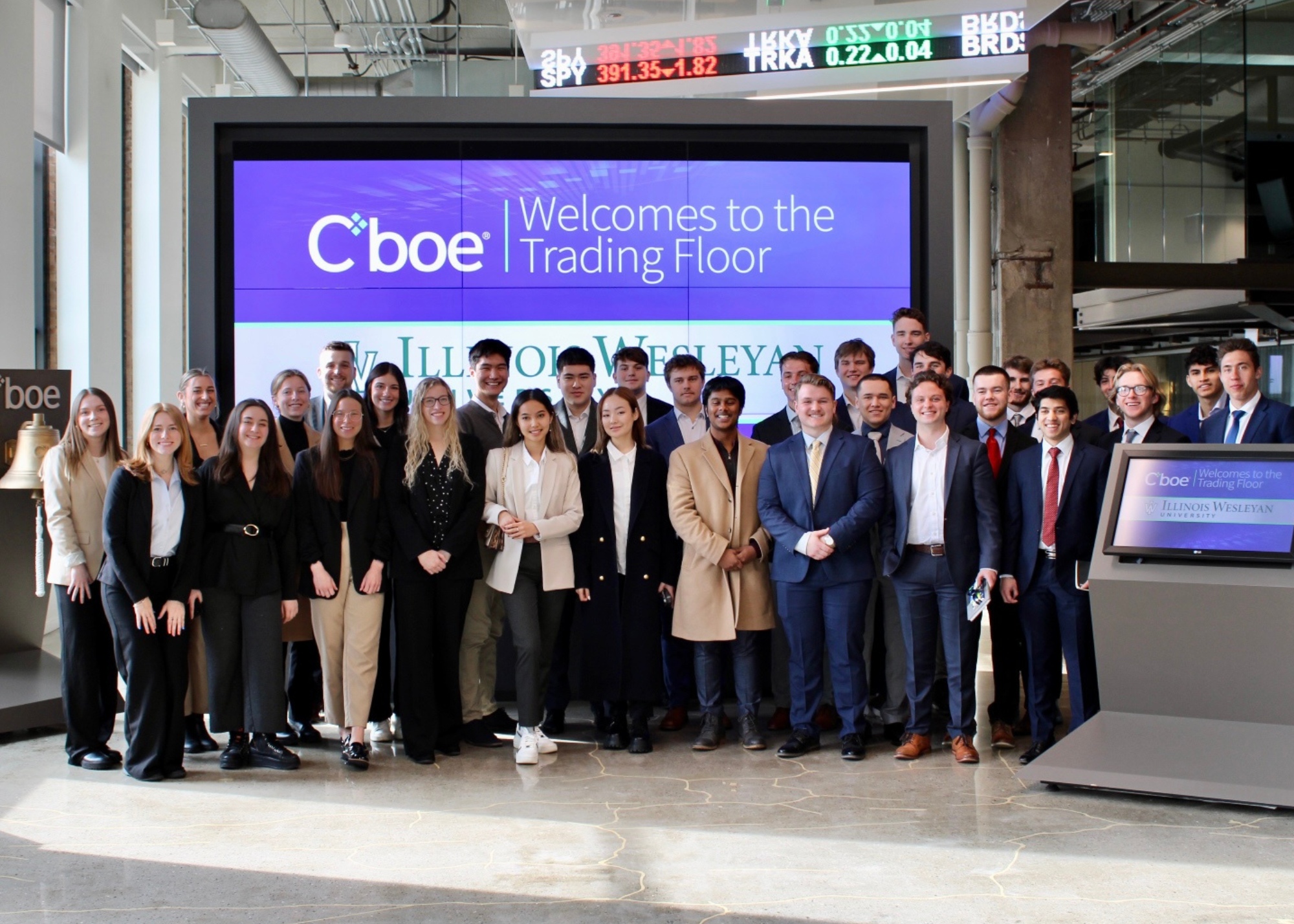 Illinois Wesleyan finance students stand on trading floor at the Chicago Board Options Exchange