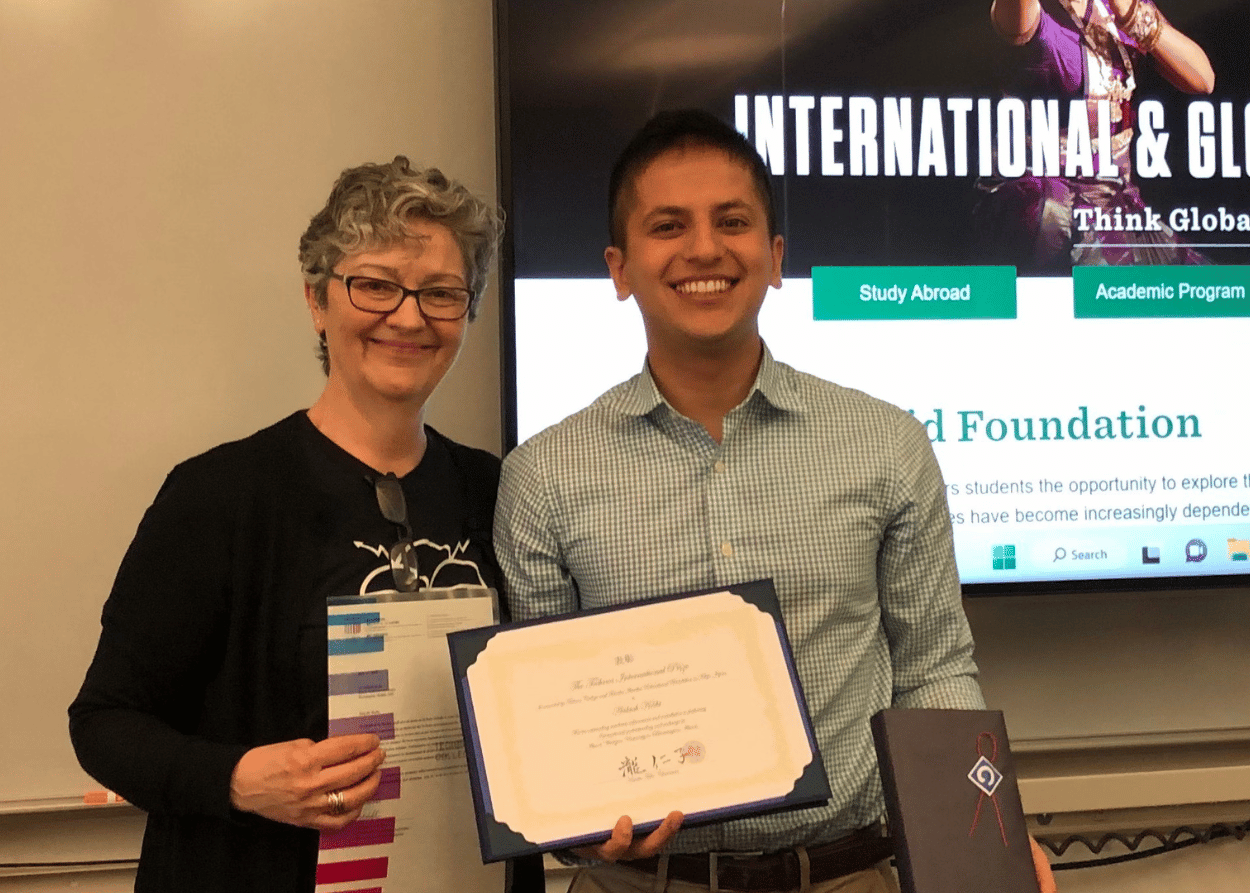 Carmela Ferradáns and Ankush Kecht pose with Technos International Prize Award